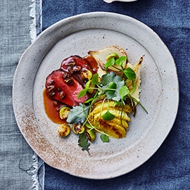 Hertenfilet met geroosterde savooiekool en morillesaus  (op basis van gebonden kalfsjus)